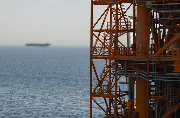 نمایی-از-پایانه-شناور-خلیج-فارس-FSU-از-روی-سکوی-نفتی-سروش