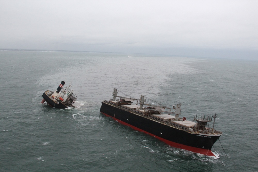 کشتی فله‌بر ژاپنی در آب‌های بین‌المللی دونیم شد