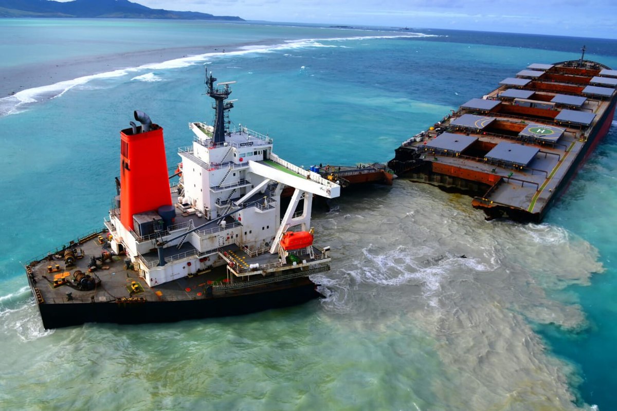 نشت نفت از کشتی فله‌بر غرق شده در آب‌های ژاپن