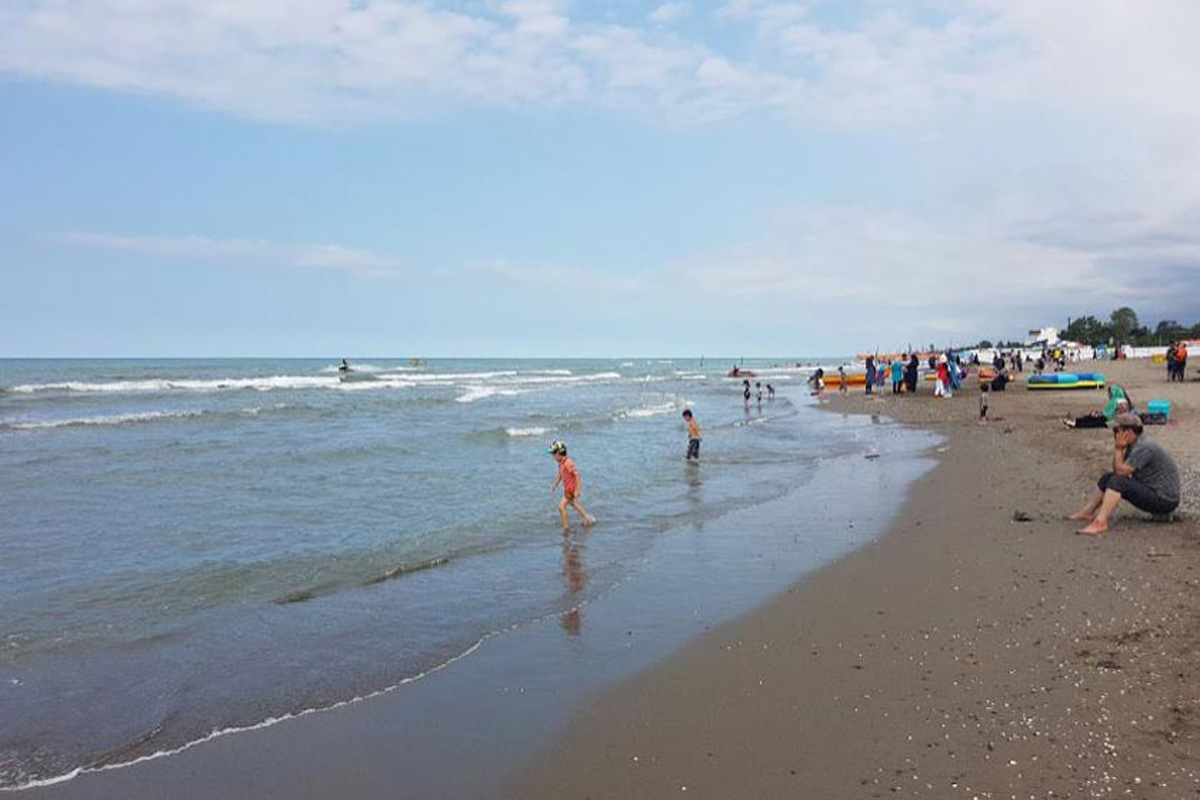 کاهش چشمگیر ورود گردشگران به سواحل مازندران/ عدم غرق شدگی در دریای خزر طی هفته گذشته