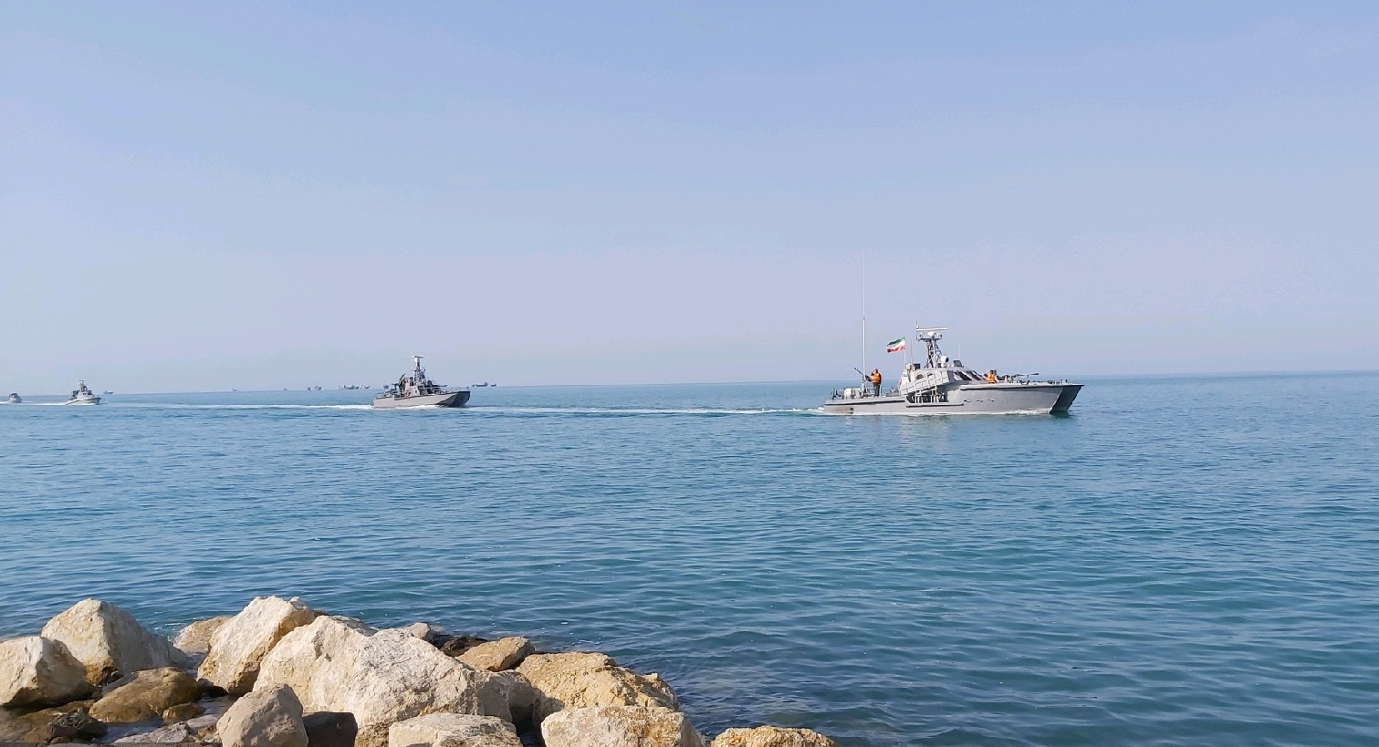 قدرت دریایی شناور‌ها در ساحل خلیج‌فارس دلوار استان بوشهر به نمایش گذاشته شد