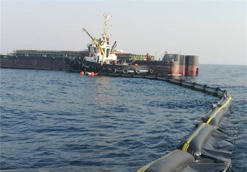 عملیات مقابله با آلودگی نفتی در خلیج فارس نزدیکی جزیرۀ خارگ