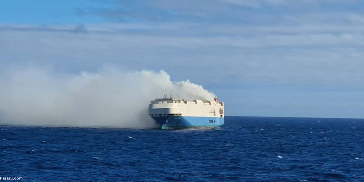 کشتی حامل ۴۰۰۰ خودرو آتش گرفت(+فیلم)