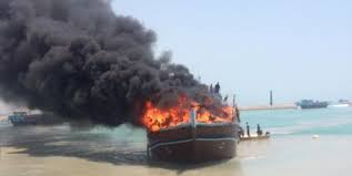 ۷ فروند لنج باری در اسکله صیادی نخل تقی عسلویه در آتش سوخت(+فیلم)