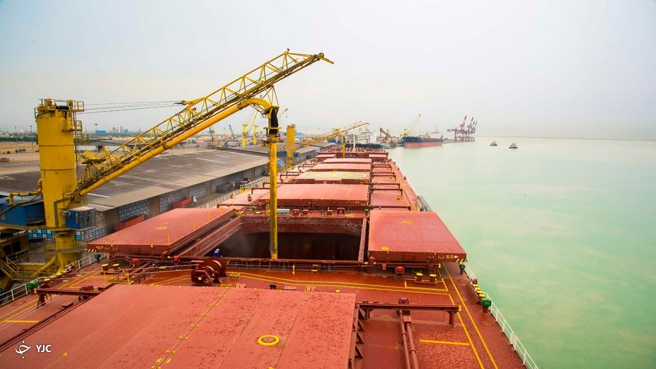 زمان توقف و تخلیه کشتی‌های کالا‌های اساسی در بندر امام خمینی تا ۵۰ درصد کاهش می‌یابد
