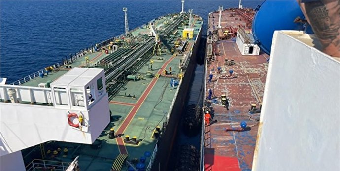 آغاز انتقال نفت توقیف‌شده ایران در یونان به نفتکش ایرانی