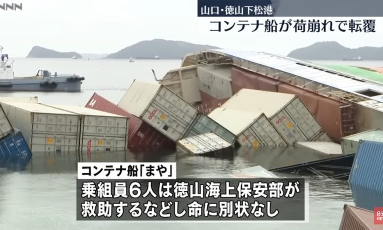 یک کشتی کوچک ژاپنی درحین بارگیری واژگون شد