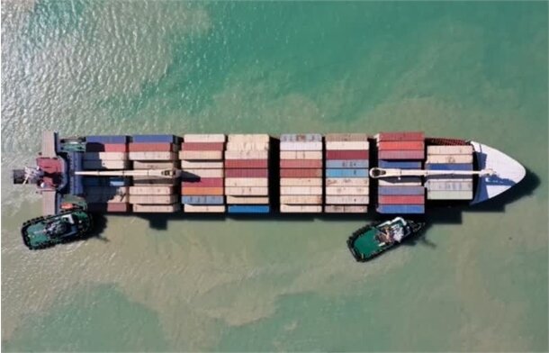 نجات کشتی تجاری حامل محموله کانتینر در لنگرگاه بندر عسلویه