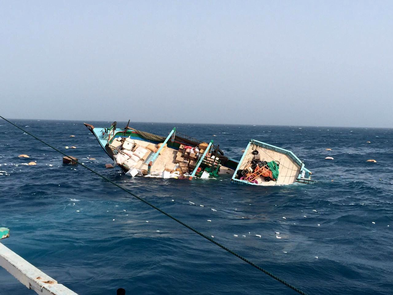 یک لنج تجاری در خلیج فارس غرق شد