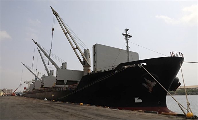 بارگیری کشتی ۳۳ هزار تنی حامل خاک آهن و روی در بندر شهید باهنر
