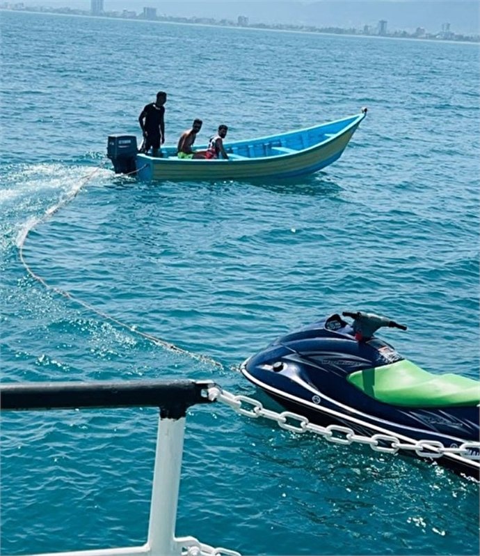 نجات سرنشین شناور تفریحی در بندر نوشهر