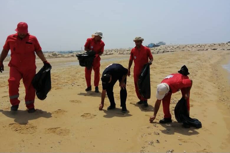 پاکسازی سواحل تنگستان از آلودگی‌های نفتی