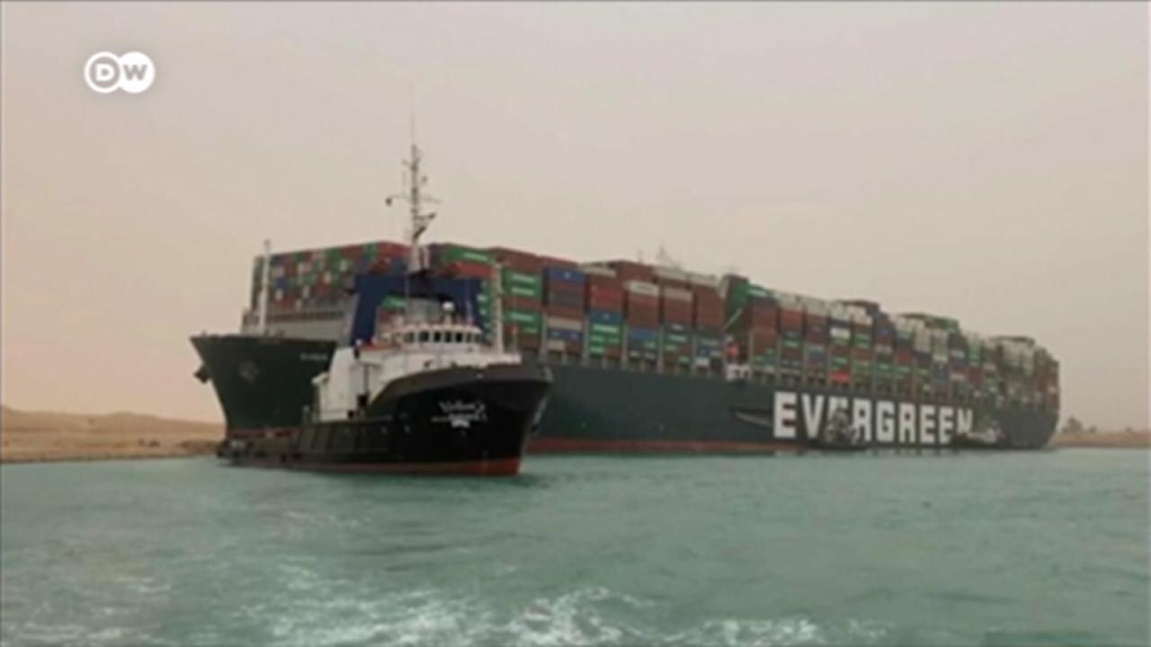 تلاش‌ برای رهایی کشتی گیر کرده در کانال سوئز(+عکس)