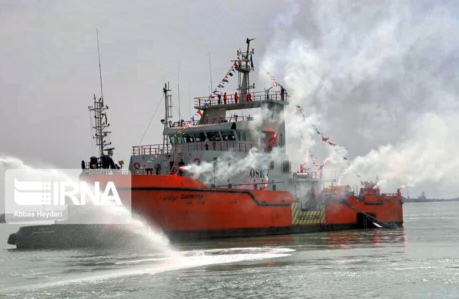 آب‌اندازی کشتی شناور پاک‎سازی آلودگی‌‎های نفتی دربوشهر