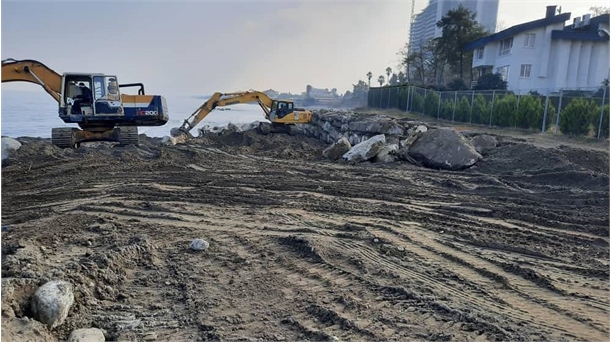 تخریب 12 سازه غیر مجاز دریایی در نوار ساحلی نوشهر در سال جاری
