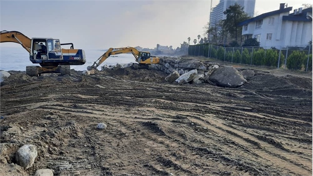 تخریب یک سازه غیر مجاز دریایی در نوار ساحلی نوشهر