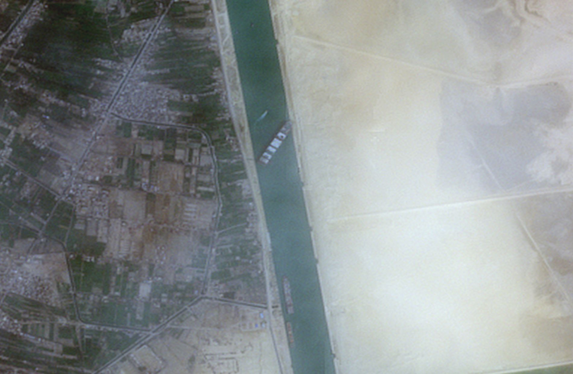 تلاش‌ برای رهایی کشتی گیر کرده در کانال سوئز(+عکس)