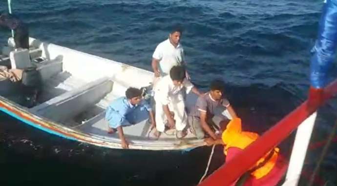 نجات قایق صیادی با ۵ نفر سرنشین در وضعیت بد جوی