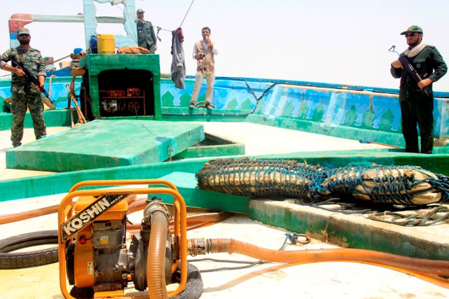 توقیف شناور صیادی حامل سوخت قاچاق در آب‌های ماهشهر