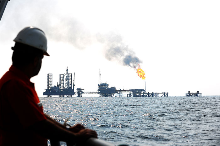 کاهش سوختن گازهای مشعل در شرکت نفت فلات قاره ایران