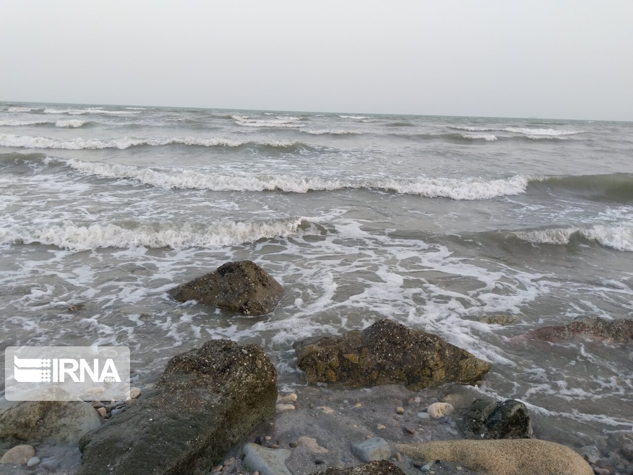 مواجی شدن دریای خلیج‌فارس در ساحل بندرعباس