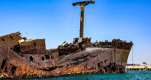 چرا باید یک “کشتی پوسیده” نماد زیباترین جزیره گردشگری ایران باشد؟