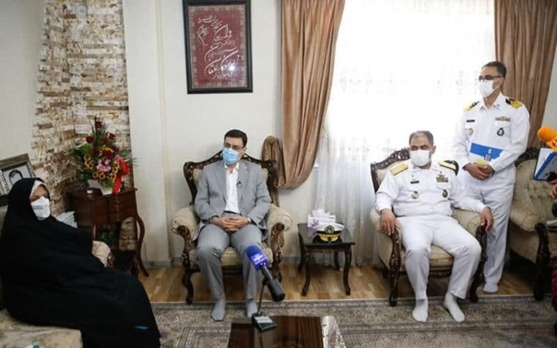 دریادار ایرانی با خانواده‌های شهدا و جانبازان اهل تسنن دیدار کرد