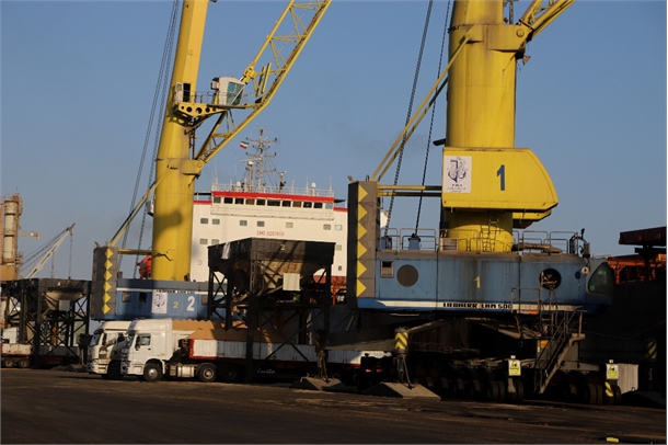 افزایش 72 درصدی واردات کالای اساسی در بندر شهیدرجایی/ پهلوگیری 52 فروند کشتی حامل کالاهای اساسی