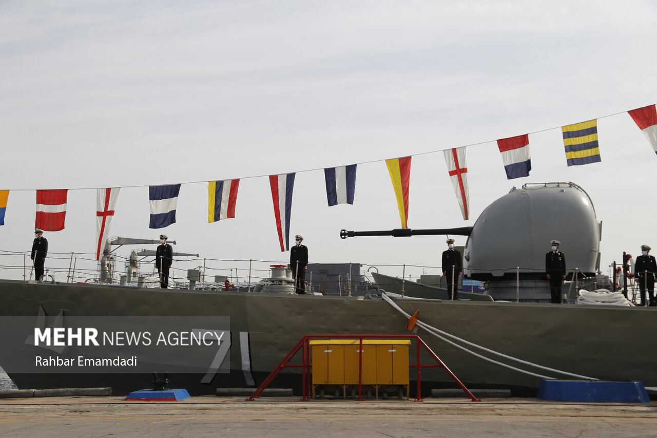 الحاق ناوشکن الوند و چهار فروند زیردریایی به نیروی دریایی ارتش