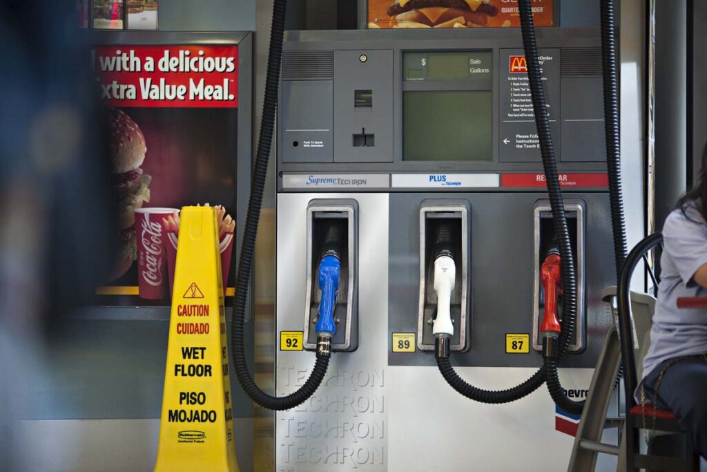 افزایش قیمت بنزین آمریکا همزمان با کاهش ذخایر سوخت