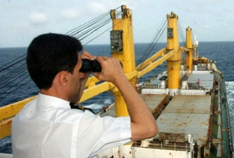 عدم اجازه ورود یک کشتی به آب های هنگ کنگ، به دلیل حضور دریانوردان ایرانی