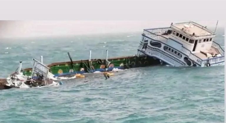 شناور باری با ۶ سرنشین از خطر غرق شدن در خلیج فارس نجات یافت