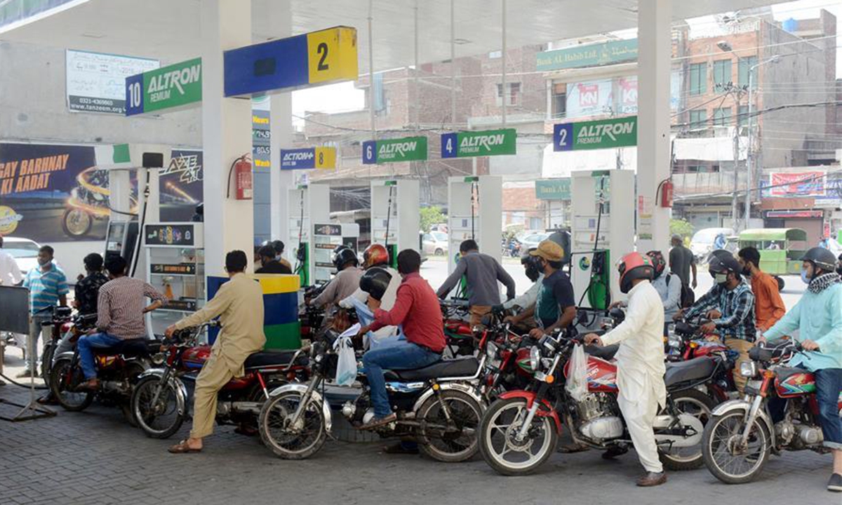 قیمت سوخت در پاکستان 20 درصد افزایش یافت
