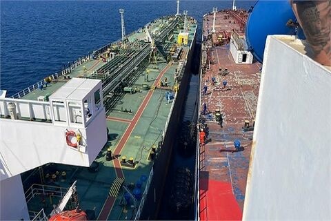 آغاز انتقال نفت توقیف شده ایران در یونان به نفتکش ایرانی