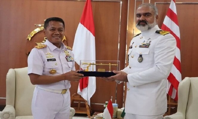 دیدار هیات نظامی ندجا با فرمانده حمل و نقل نیروی دریایی اندونزی