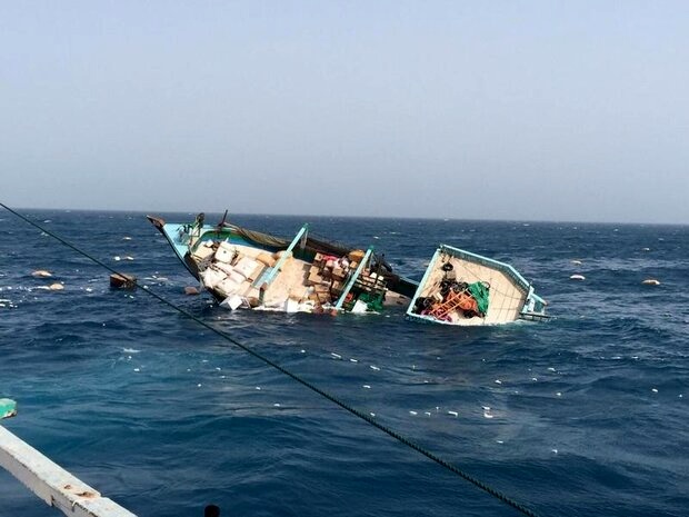شناور ایرانی با ۱۷ کانتینر میوه در آبهای خلیج فارس غرق شد