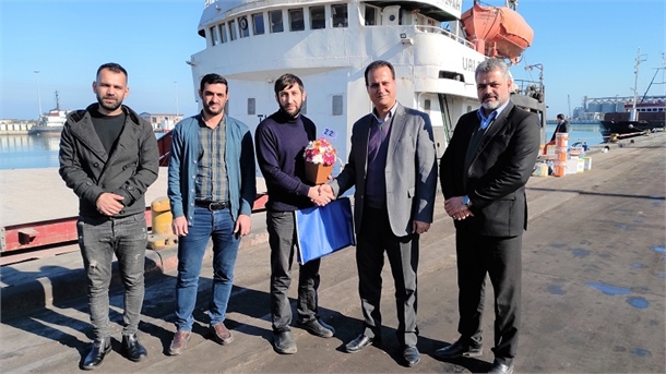 تبریک آغاز سال نو میلادی به خدمه کشتی های خارجی مستقر در اسکله های بندر امیرآباد