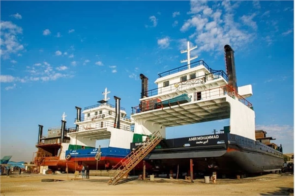 به‌آب اندازی دو فروند کشتی نوساز داخلی در بندرعباس/ چهار فروند شناور لندینگ کرافت دیگر در حال ساخت است