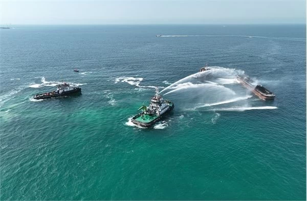مانور عملیاتی و ایمنی در آبهای دریای عمان