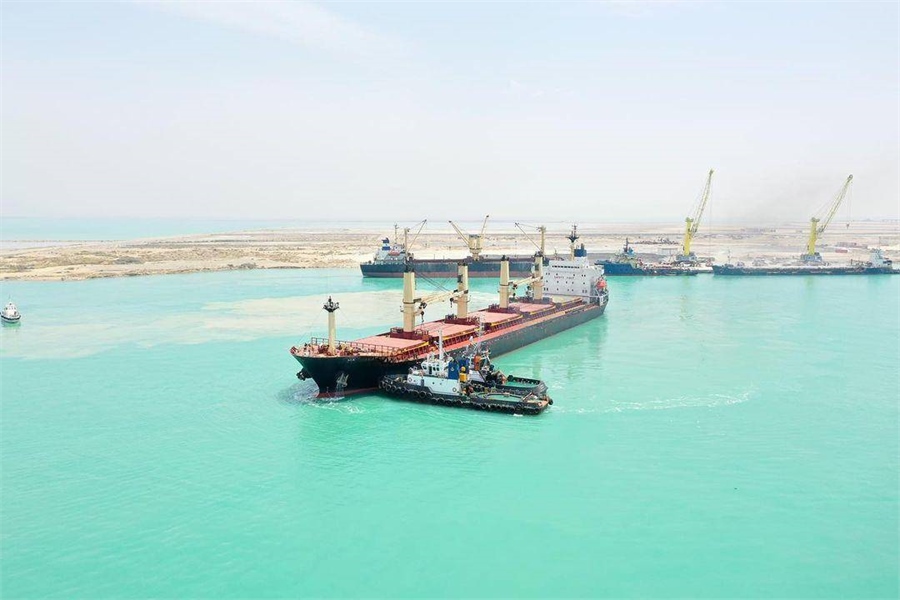 پهلوگیری کشتی حامل گندم در بندر بوشهر پس از ۲۷ سال/ بندر بوشهر آماده نقش آفرینی بیشتر در عرصه تجارت دریایی کشور