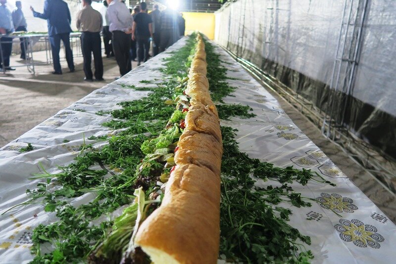 ثبت رکورد بزرگترین «ساندویچ ماهی» ایران در اهواز
