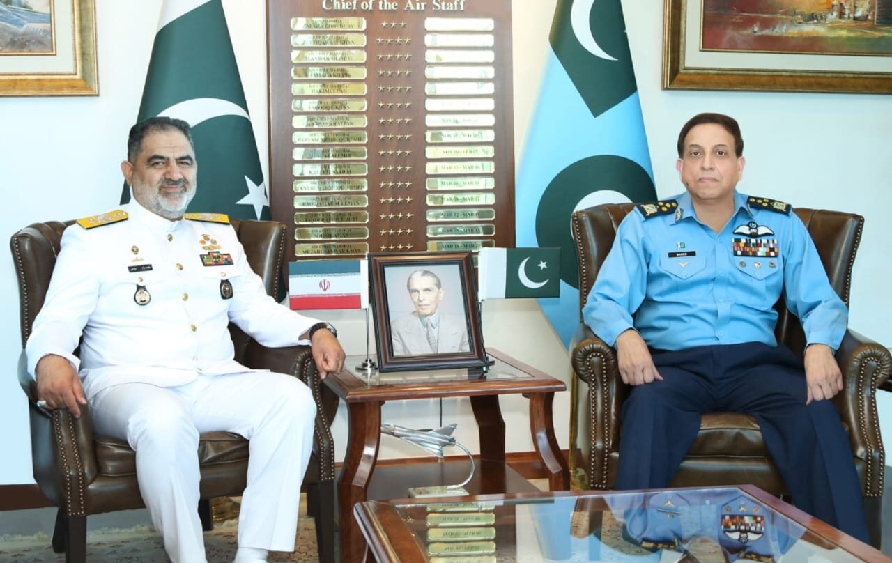 دریادار ایرانی با فرمانده نیروی هوایی پاکستان دیدار کرد