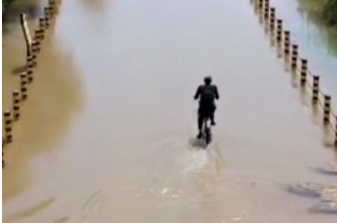 فیلم| قدم زدن بر روی رودخانه به وسیله پل شناور