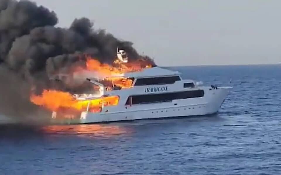 مفقود شدن ۳ تن در پی آتش گرفتن یک کشتی در سواحل دریای سرخ