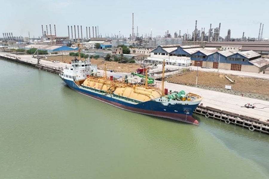 پهلوگیری کشتی ۱۷۰۰ تنی برای بارگیری گاز LPG برای اولین بار در بندر آبادان