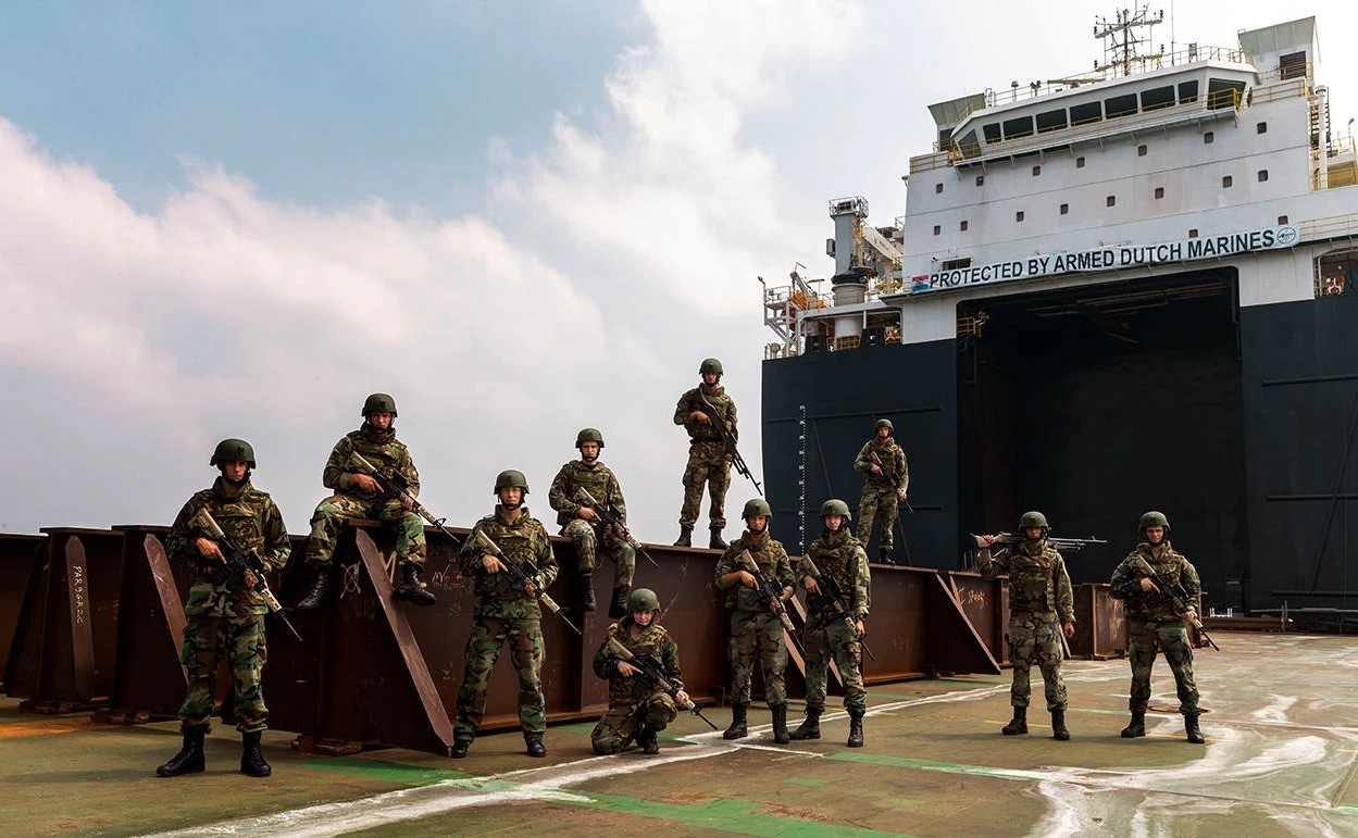 آسوشیتدپرس: استقرار نیروهای نظامی آمریکا در کشتی های عبوری از تنگه هرمز