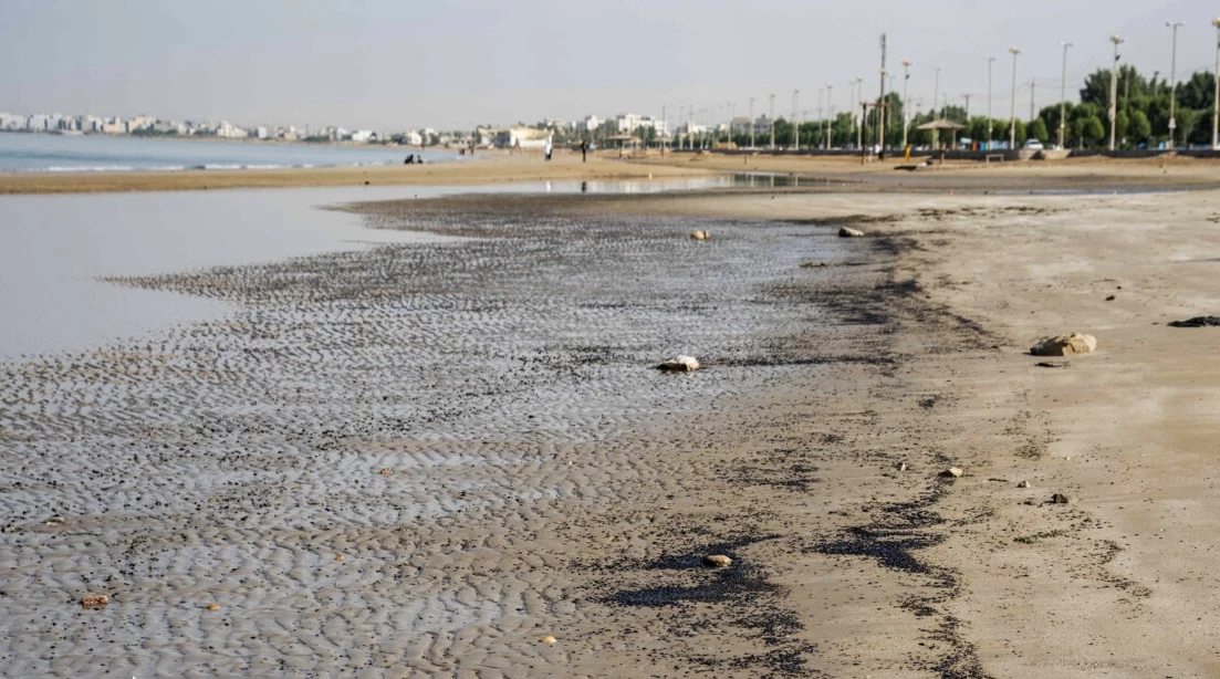 آلودگی نفتی ساحل بندر گناوه بعد از یک ماه همچنان پاکسازی نشده است