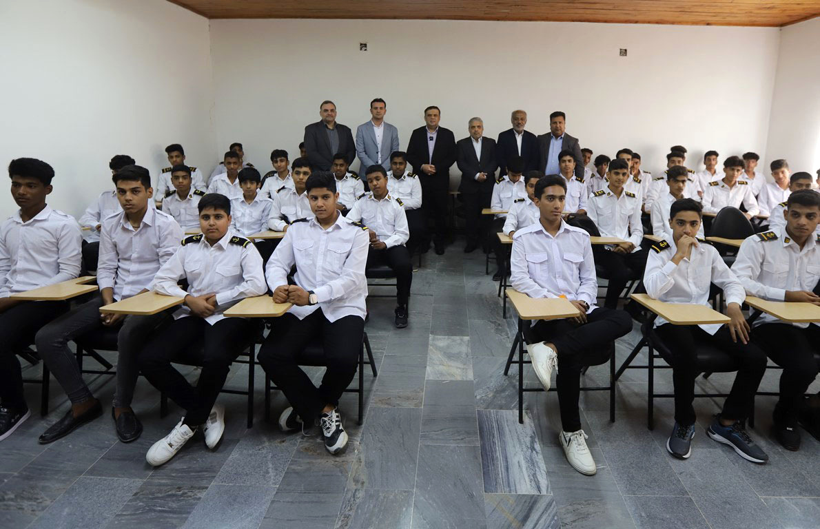 80 دانش آموز هنرستان علوم و فنون دریایی بندرعباس راهی کلاس درس شدند