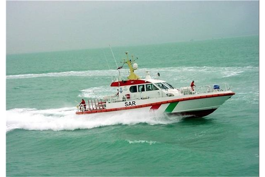 نجات ۵ خدمه موتور لنج باری از خطر غرق در آب‌های خلیج فارس