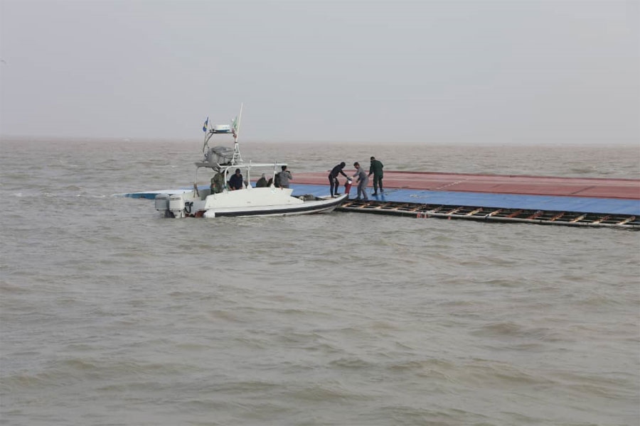 شناور حامل گچ صادراتی در اروندرود غرق شد/ تیم‌های جستجوی و نجات دریایی در حال امداد‌رسانی